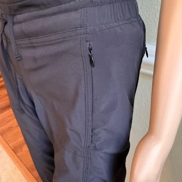 Athleta black Cropped Jogger Pants size 0  used . - Picture 12 of 12